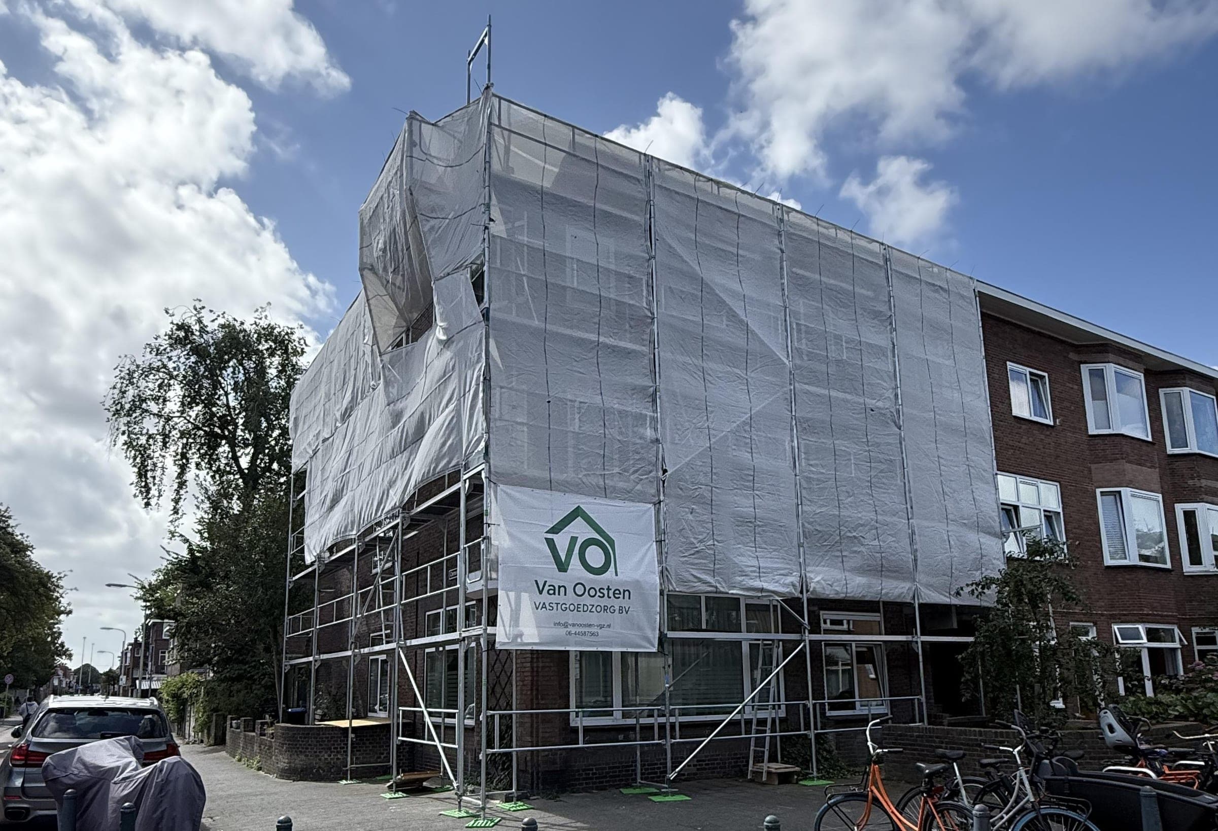 Hoekpand in uitvoering, met een spandoek van Van Oosten Vastgoedzorg aan de gevel